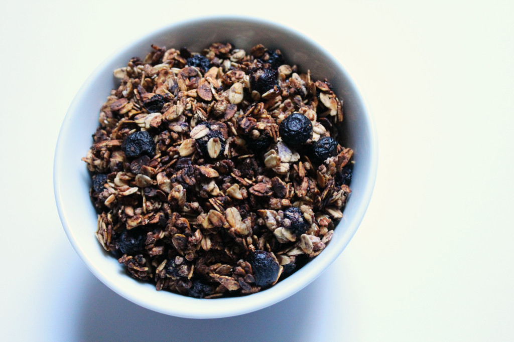Blueberry Vanilla Flax Granola | Strength and Sunshine @RebeccaGF666 #granola #breakfast #glutenfree #vegan #blueberry #healthy #vanilla #flaxseed #snacks