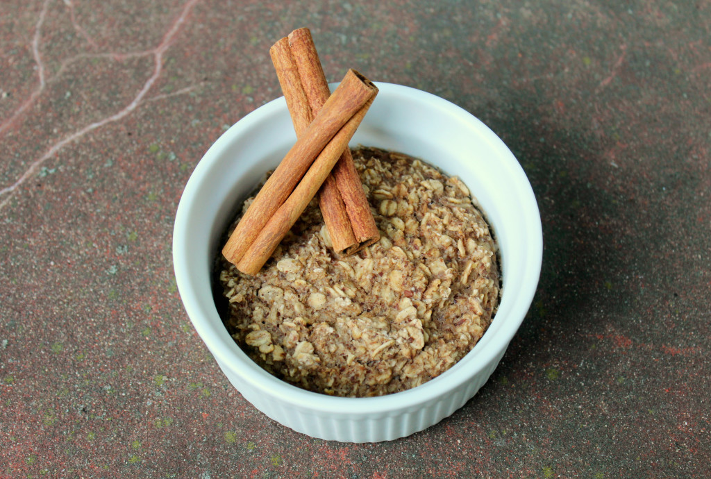 Cinnamon Cookie Oat Bake | Strength and Sunshine @RebeccaGF666 Like a warm cinnamon cookie fresh from the oven, this gluten-free, vegan, and refined sugar-free oat bake will make the perfect breakfast.
