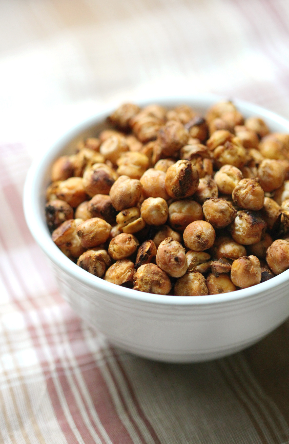 Pumpkin Spice Roasted Chickpeas | Strength and Sunshine @RebeccaGF666 A perfect healthy, crunchy, pumpkin snack! Satisfy your sweet snack craving with pumpkin spice roasted chickpeas. Gluten-free, vegan, and allergy-friendly, you won't be able to keep your hands off them!