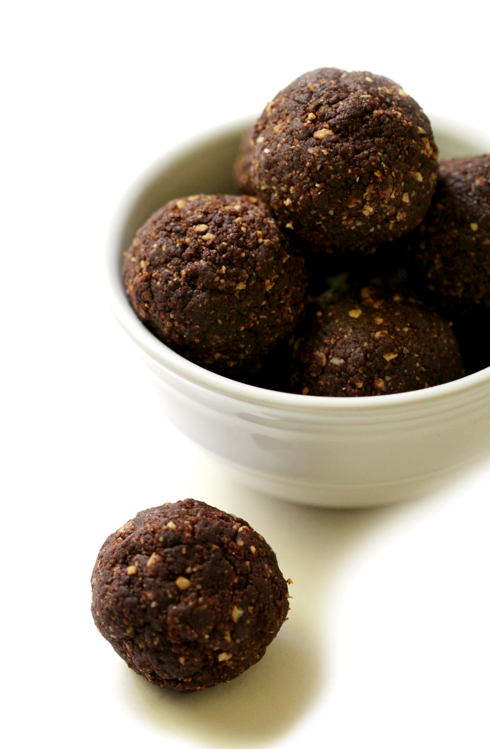 Chocolate Peanut Butter Power Balls | Strength and Sunshine @RebeccaGF666 Get your chocolate and peanut butter fix with these healthy, gluten-free, vegan, and grain-free Chocolate Peanut Butter Power Balls! A yummy protein-packed snack recipe for all ages and bite sizes!