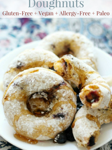text-powdered-doughnuts-with-syrup