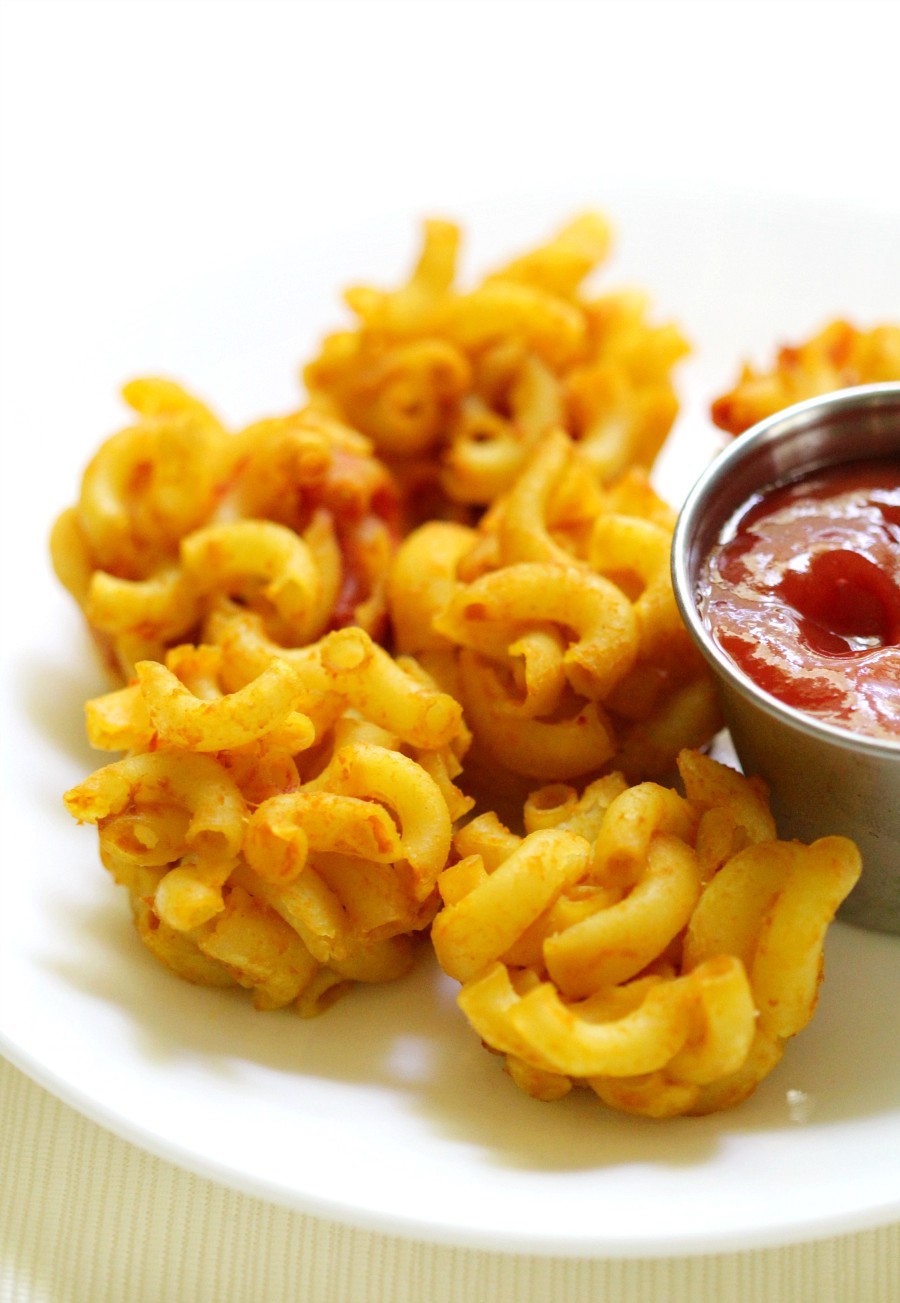 close-up-mac-and-cheese-bites-ketchup