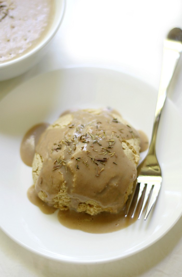 close-up-biscuit-and-gravy-plated