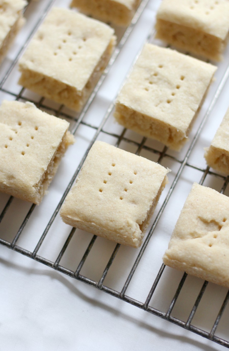close-up-shortbread-cookies-on-wire-rack