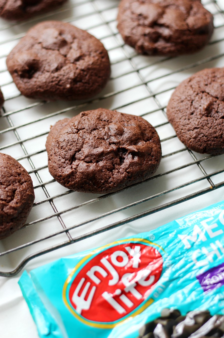double-chocolate-chunk-brownie-cookies-on-wire-rack-enjoy-life-chunks
